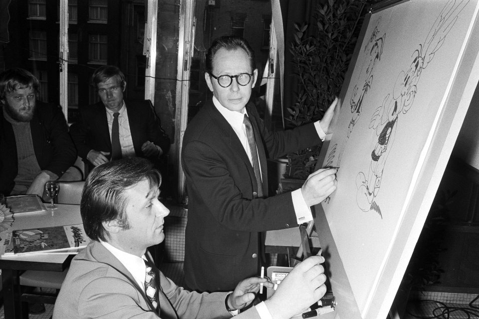 Gehurkt Albert Uderzo (tekenaar Asterix) en staand Morris (tekenaar Lucky Luke), Bestanddeelnr 924-5896
