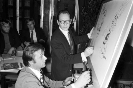 Gehurkt Albert Uderzo (tekenaar Asterix) en staand Morris (tekenaar Lucky Luke), Bestanddeelnr 924-5896