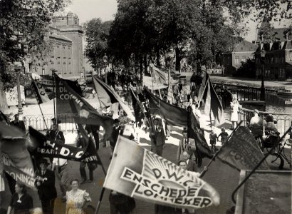 Geheelonthouders trekken met vaandels in optocht door de stad (Leidsebrug), nadat in Den Hout de landelijke sluitingsdemonstratie had plaatsgevonden. (Blauwe week). Aangekocht in 1977 van Un, NL-HlmNHA 1478 25900 K 38