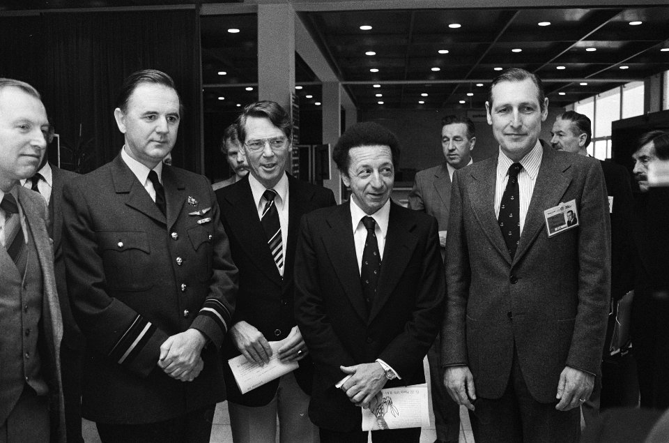 Geheel rechts mr. H. Raben (directeur RLD Dutch CAA) en daarnaast drs. S. Orla, Bestanddeelnr 930-1704