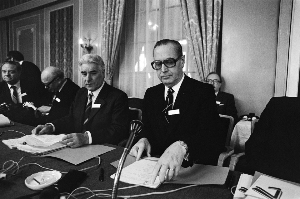 Geheel rechts de Zwitserse minister Hürlimann, Bestanddeelnr 931-2857