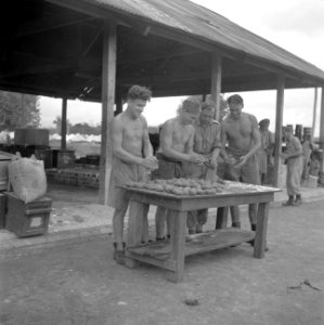 Gehaktballen draaien in het Tiger Lane Camp bij Ipoh, Bestanddeelnr 255-8376