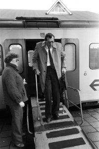 Gehandicapte verlaat trein via speciale loopplank, Bestanddeelnr 931-7696