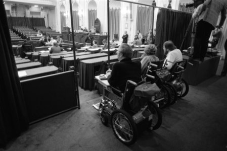 Gehandicapten in rolstoelen op de publieke tribune van de Tweede Kamer, Bestanddeelnr 932-3726
