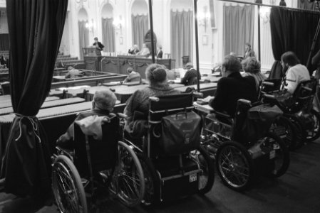 Gehandicapten in rolstoelen op de publieke tribune van de Tweede Kamer, Bestanddeelnr 932-3725