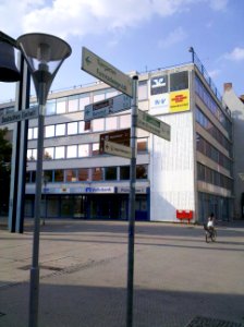 Geh- und Radwegweiser an der Friedensglocke in Dessau 2016