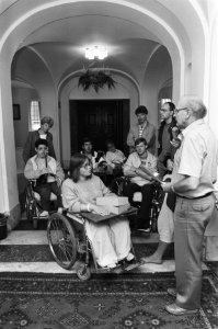 Gehandicapten in stadhuis Amsterdam bij wethouder Walraven, Bestanddeelnr 933-3584