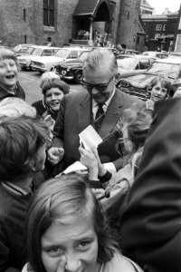 Geertsema deelt handtekeningen uit aan kinderen, Bestanddeelnr 924-6288