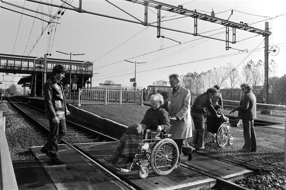 Gehandicapten en hun begeleiders verlaten het station, Bestanddeelnr 931-7698