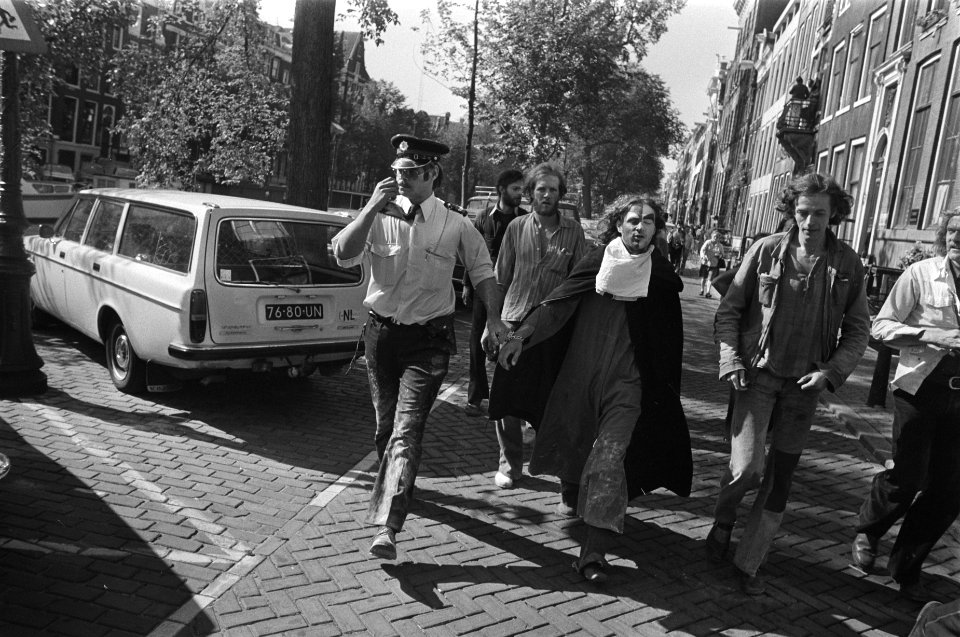 Gekraakte panden aan Amsterdamse Herengracht, lid van Kraaktheater wordt door , Bestanddeelnr 928-7435