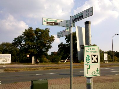 Geh- und Radwegweiser am Lustgarten in Dessau 2016b