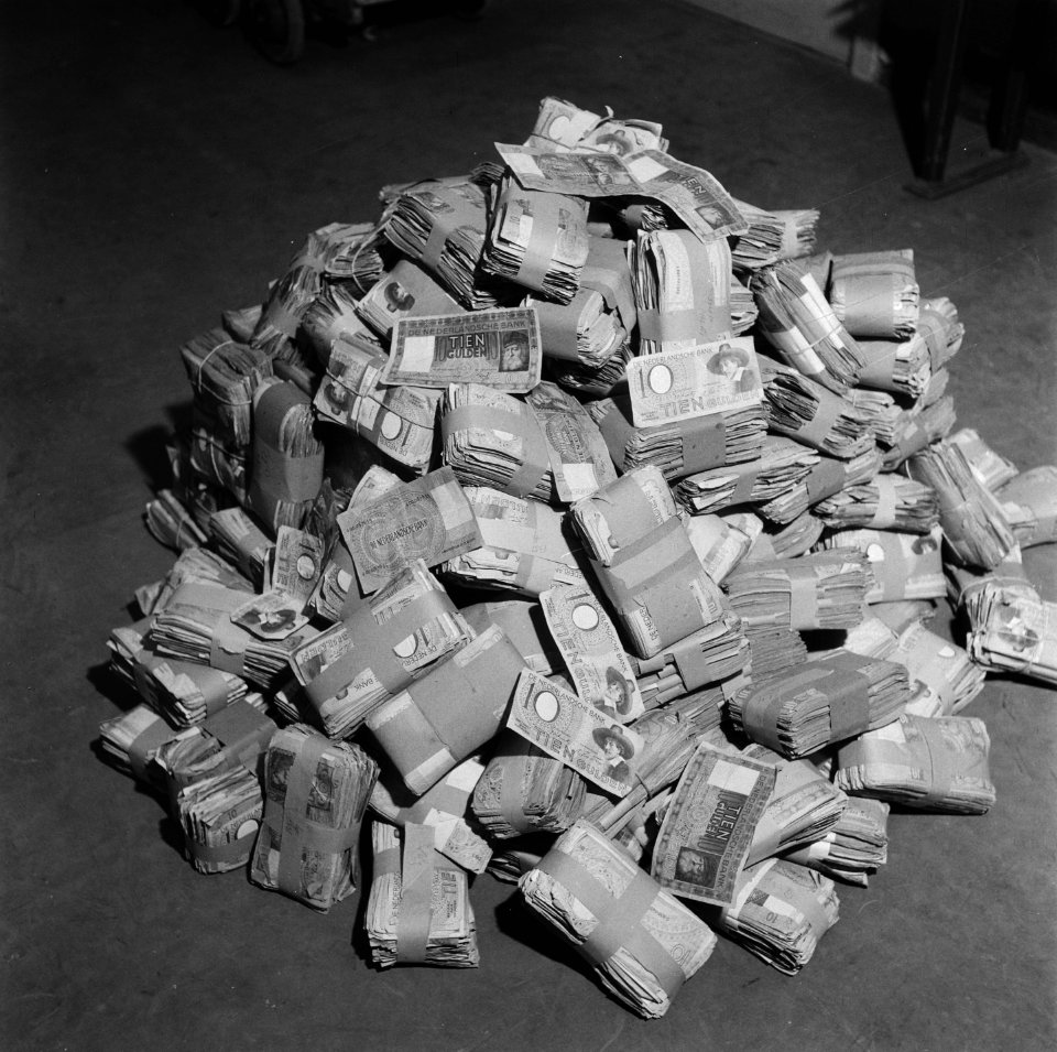 Geldzuivering Een grote stapel bankbiljetten van 10 gulden, Bestanddeelnr 900-8315