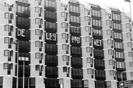 Gekraakte appartementen met tegen de ramen de tekst Peperdure verspilling leegs, Bestanddeelnr 931-2953