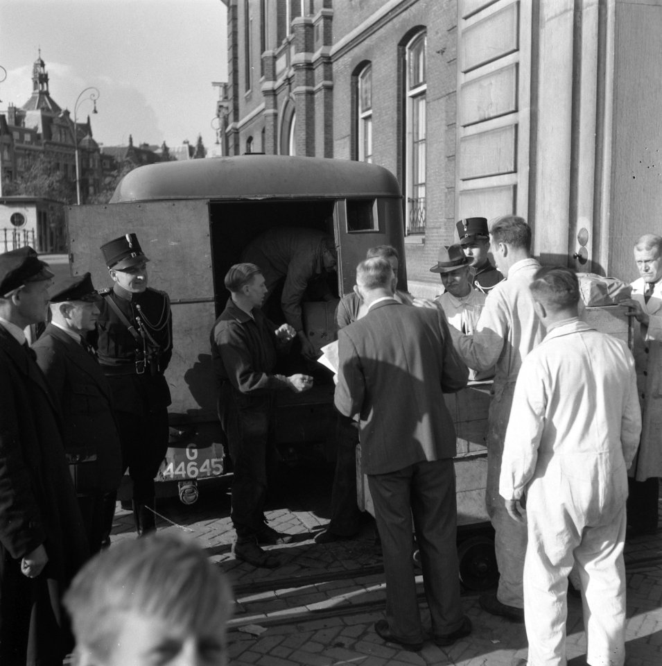 Geld wordt uit een vrachtwagen geladen bij de ingang van het gebouw van de Neder, Bestanddeelnr 900-8691