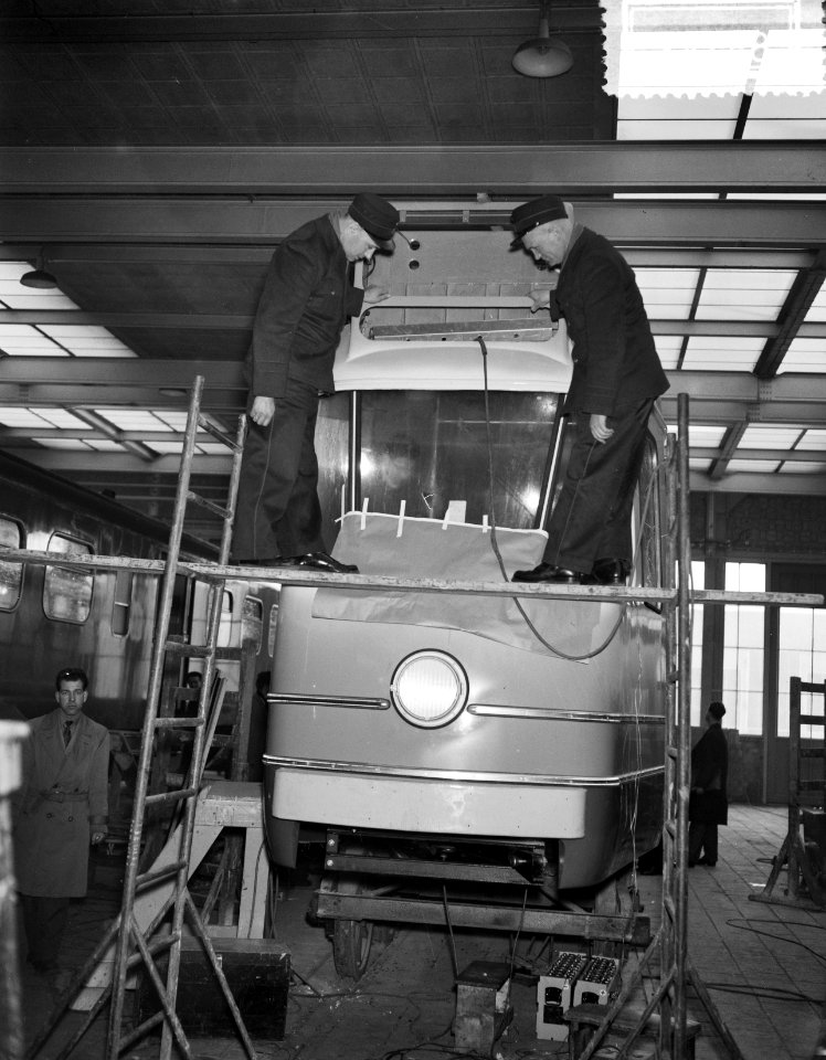 Gelede trams in aanbouw voor Amsterdam bij Beijnes, Bestanddeelnr 908-3741