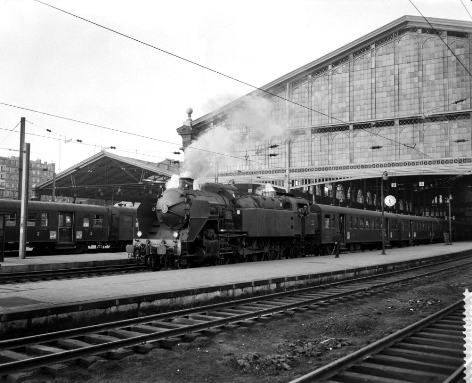 Geen staking bij de Franse spoorwegen, locomotief op een der perrons, Bestanddeelnr 910-4479