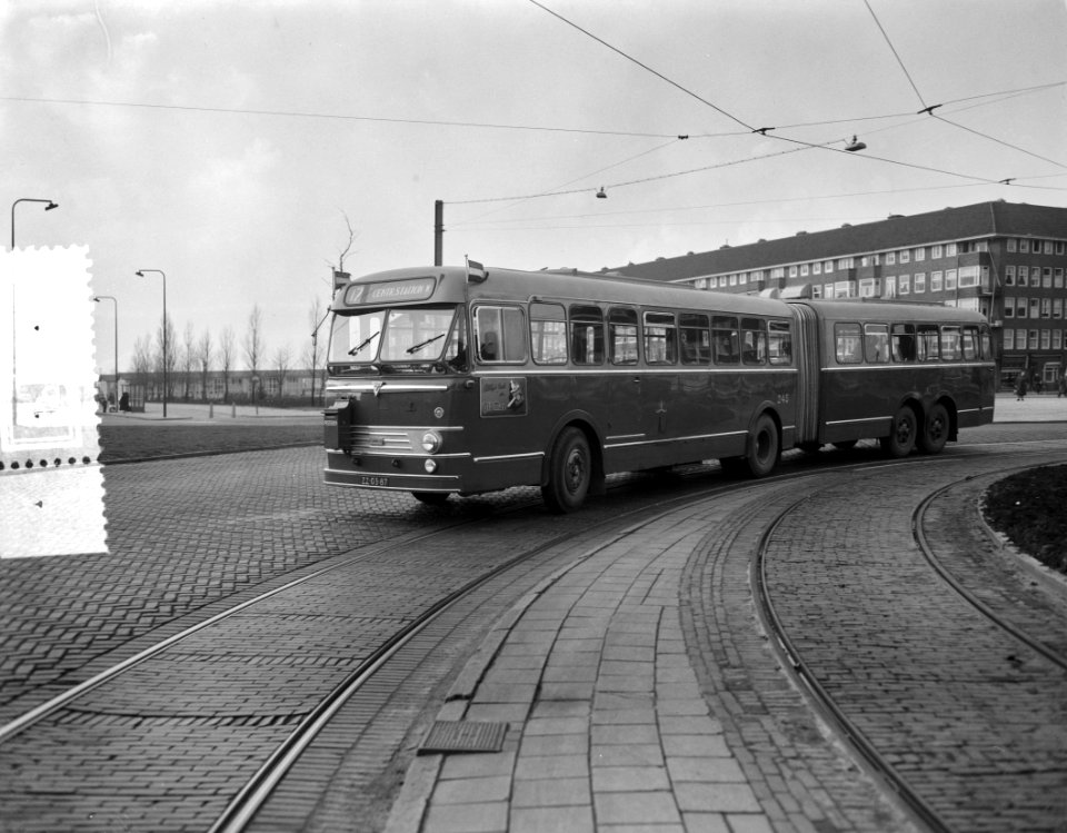 Gelede bus 17 op Surinameplein, Bestanddeelnr 908-3393