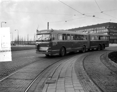 Gelede bus 17 op Surinameplein, Bestanddeelnr 908-3393