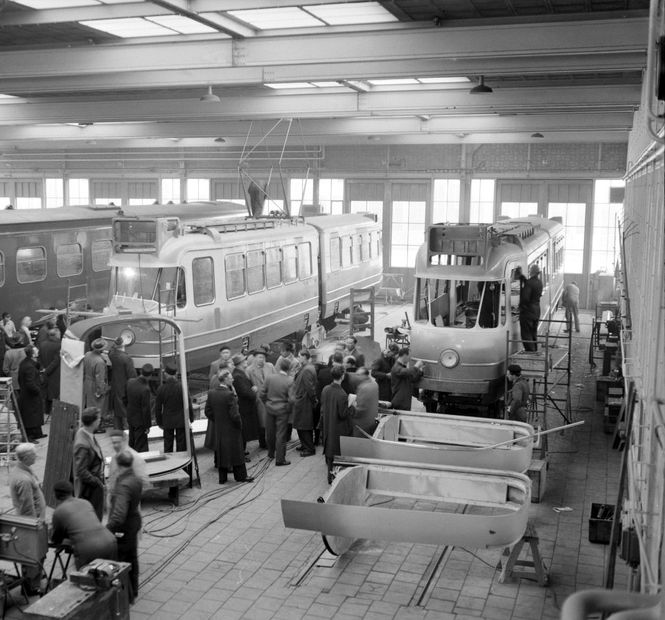 Gelede trams in aanbouw voor Amsterdam bij Beijnes, Bestanddeelnr 908-3745 (cropped)