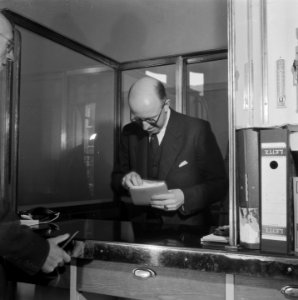 Geldzuivering. Minister Lieftinck bij een loket, Bestanddeelnr 900-8354