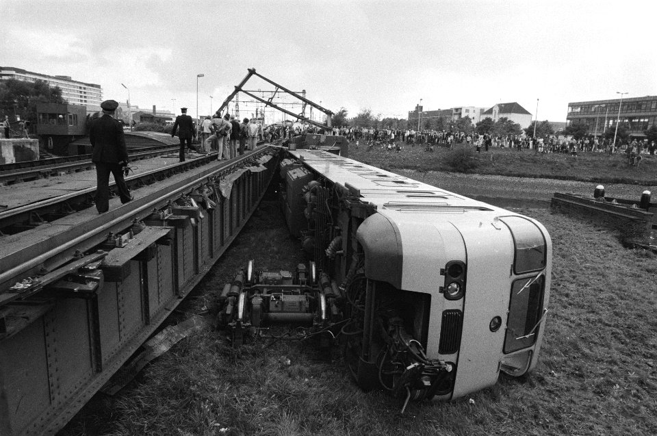 Gekantelde trein met links daarvan de spoorbrug, Bestanddeelnr 931-0188