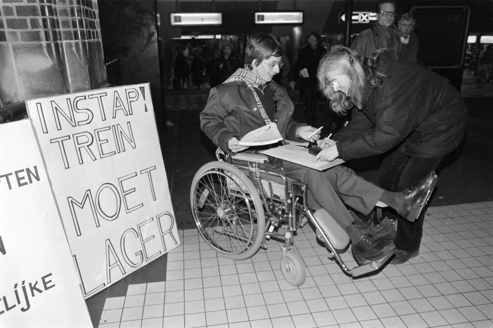 Gehandicapten voeren actie op CS Amsterdam voor meer toegankelijkheid van treine, Bestanddeelnr 934-1760
