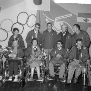 Gehandicapten terug van Olympische Spelen te Tokio, C. Prins , die twee gouden m, Bestanddeelnr 917-1372