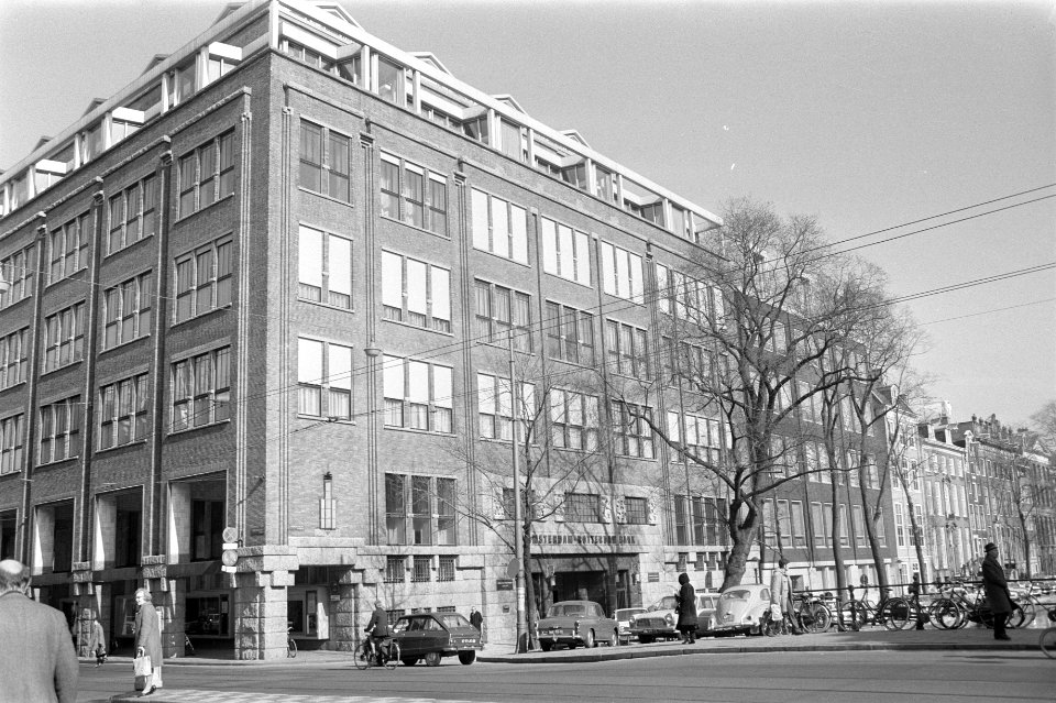 Geheel herbouwde en verbouwde AMRO-bank aan Rembrandtplein te Amsterdam geopend , Bestanddeelnr 925-4418