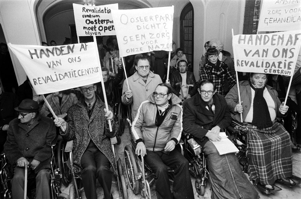Gehandicapten protesteren tegen sluiting revalidatiecentr Oosterpark, Bestanddeelnr 930-0649