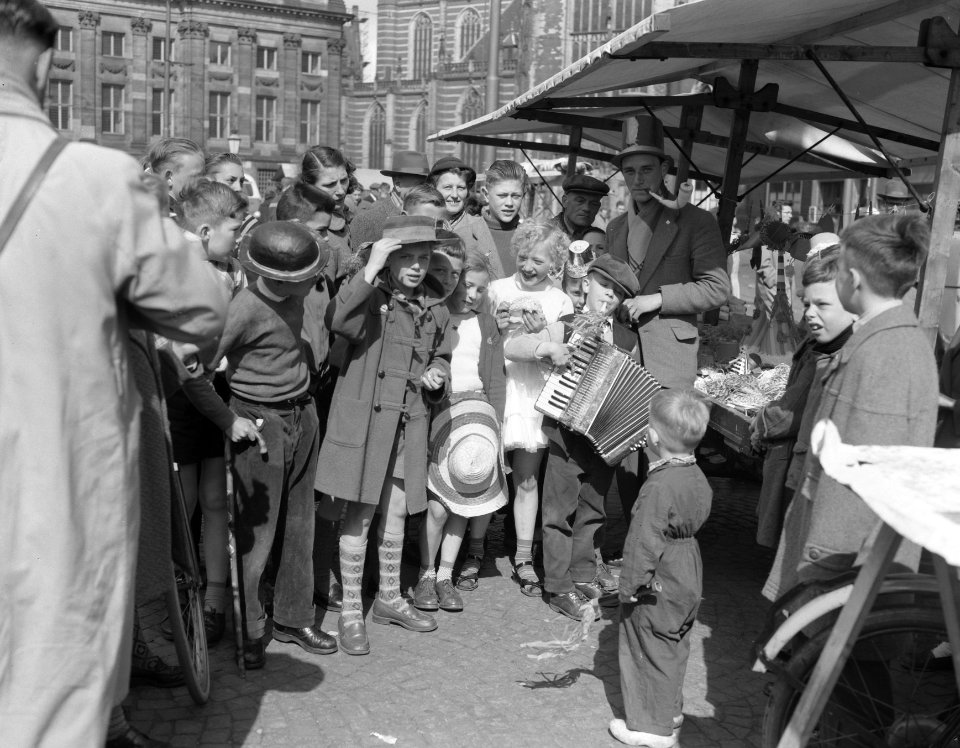 Gek verklede jeugd op de Dam tgv Koninginnedag aangetast, Bestanddeelnr 908-5420