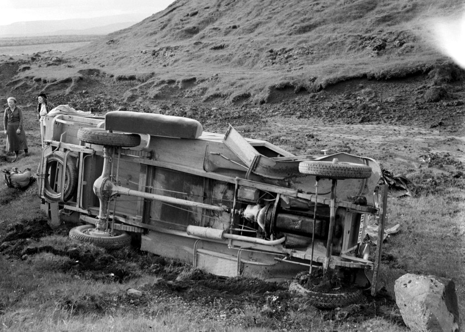 Gekantelde auto in een heuvelachtig landschap, Bestanddeelnr 190-0286