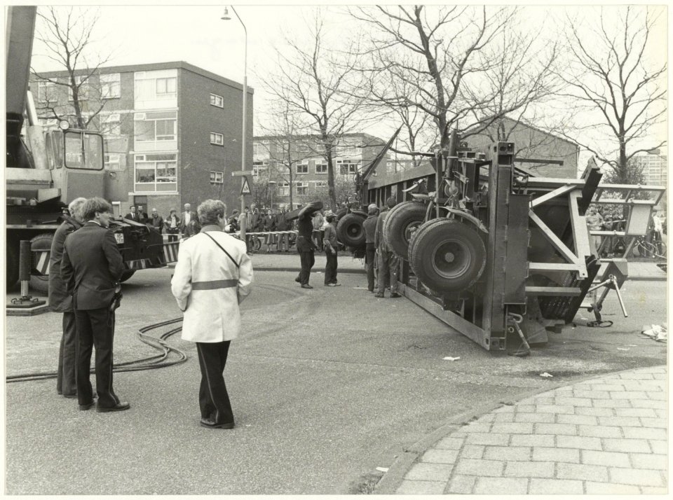 Gekantelde kermiswagen op de Engelandlaan. NL-HlmNHA 54015209