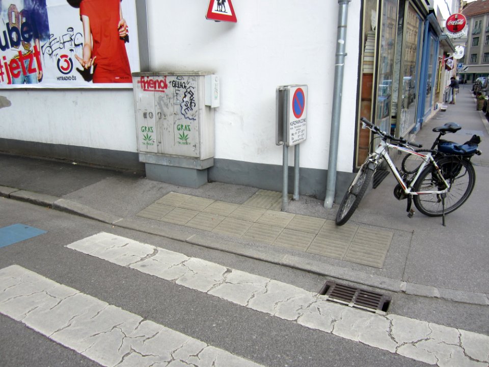 Gehsteig-Ecke-Münzgrabenstraße-Kronesgasse-süd
