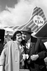 Gelukkigste echtpaar van West-Duitsland heer en mevrouw Wschetezka op Schiphol, Bestanddeelnr 913-7015