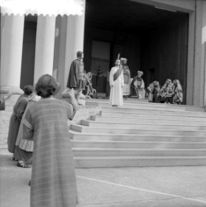 Generale repetitie van de Passiespelen te Tegelen, Christus staand voor het Sanh, Bestanddeelnr 911-2464