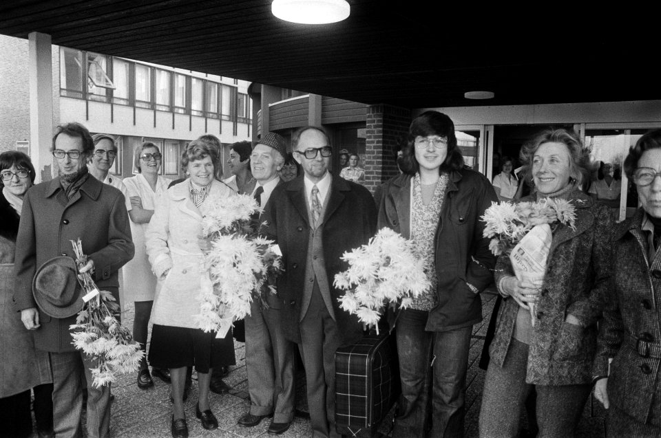 Gegijzelden verlaten ziekenhuis in Meppel v.l.n.r. J. H. Hooven , H. Verver, Va, Bestanddeelnr 928-3267