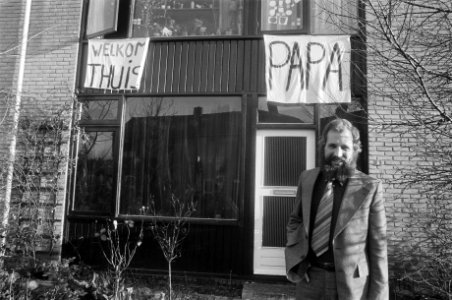 Gegijzelden verlaten ziekenhuis in Meppel heer Prins voor zijn huis in Diever, Bestanddeelnr 928-3270