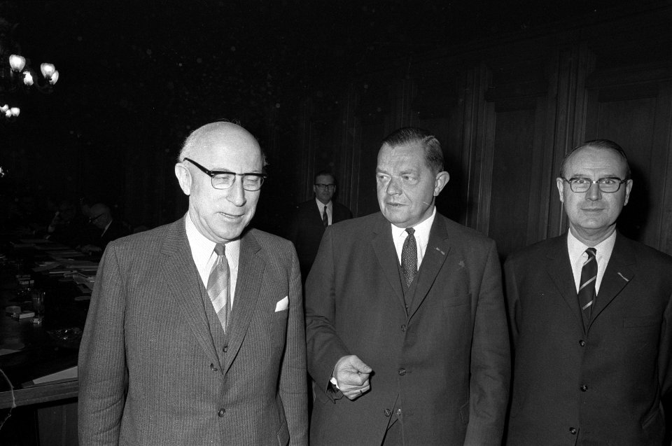 Gemeentelijk bestuur van Amsterdam vergadert met regering over moeilijke financi, Bestanddeelnr 923-2133