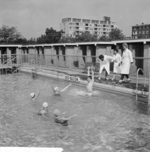 Gemeentelijke openluchtbaden in Amsterdam weer geopend, de eerste duik door de d, Bestanddeelnr 915-1810