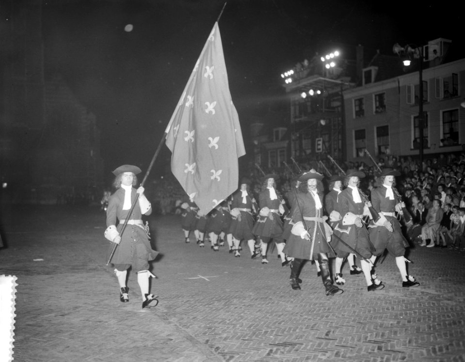 Generale repetitie Taptoe Delft, excercitie van mariniers in uniformen van 1674, Bestanddeelnr 911-5286