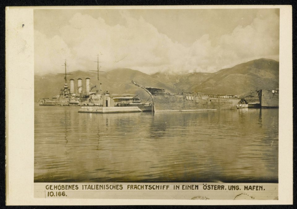 Gehobenes Italienisches Frachtschiff in einem Österr.Ung. Hafen., Bestanddeelnr 158-1586