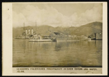 Gehobenes Italienisches Frachtschiff in einem Österr.Ung. Hafen., Bestanddeelnr 158-1586