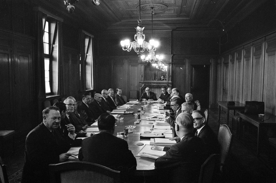 Gemeentelijk bestuur van Amsterdam vergadert met regering over moeilijke financi, Bestanddeelnr 923-2131