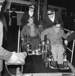 Gehandicapten terug van Olympische Spelen te Tokio, C. Prins , die twee gouden m, Bestanddeelnr 917-1371