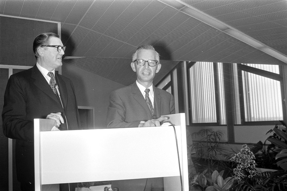 Geheel herbouwde en verbouwde AMRO-bank aan Rembrandtplein te Amsterdam geopend , Bestanddeelnr 925-4412