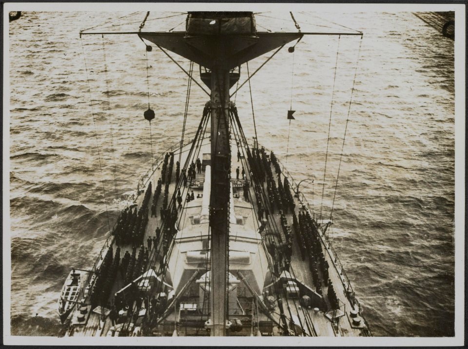General view of inspection on quarter deck by Captain on Sunday, Bestanddeelnr 158-2651