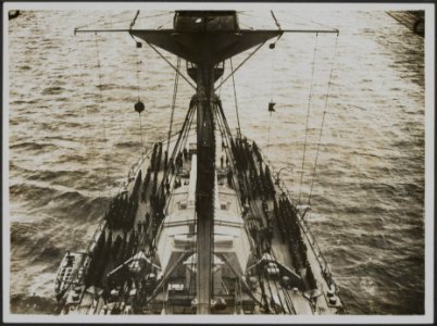 General view of inspection on quarter deck by Captain on Sunday, Bestanddeelnr 158-2651
