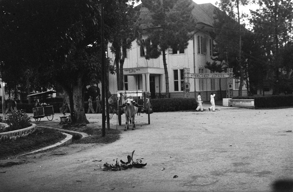 Gemeentehuis van Siantar. Mannen met handen omhoog worden opgebracht. Daarvoor …, Bestanddeelnr 7561