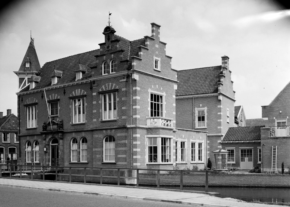 Gemeentehuis van Borculo gezien vanaf Burgemeester Bloemersstraat, Bestanddeelnr 162-1322