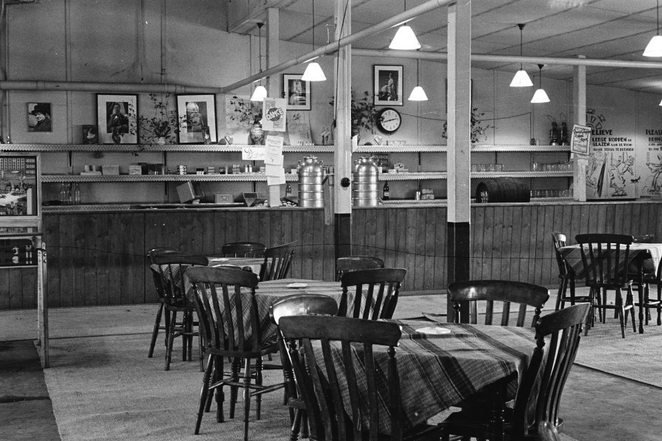 General View of the soldiers canteen. Kantine en recreatieruimtes in het Nederla, Bestanddeelnr 934-9417